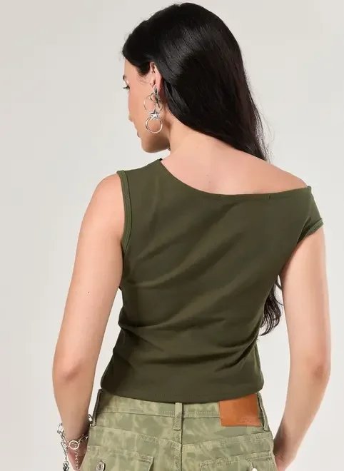 blusa verde assimétrica com ilhoses blusa verde assimétrica com ilhoses