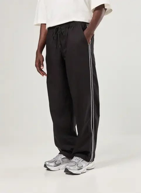 calça super baggy sarja preta com listras calça super baggy sarja preta com listras