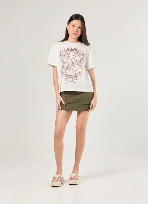 camiseta off-white estampa romântica camiseta off-white estampa romântica