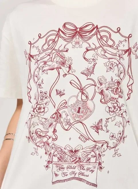 camiseta off-white estampa romântica camiseta off-white estampa romântica