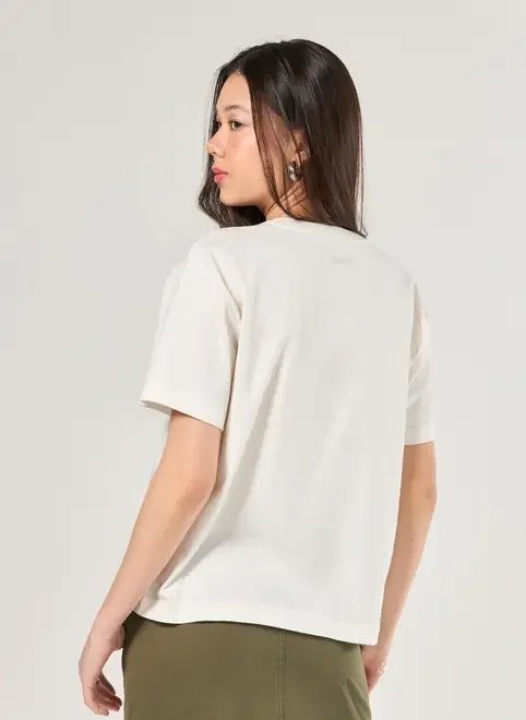 camiseta off-white estampa romântica camiseta off-white estampa romântica