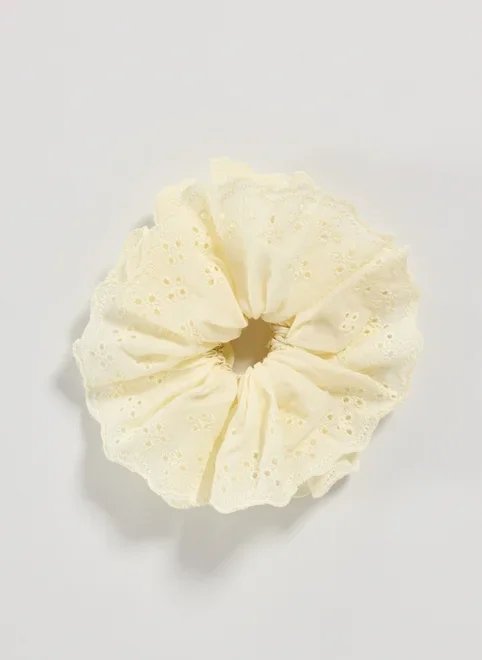 maxi scrunchie broderie amarelo manteiga maxi scrunchie broderie amarelo manteiga