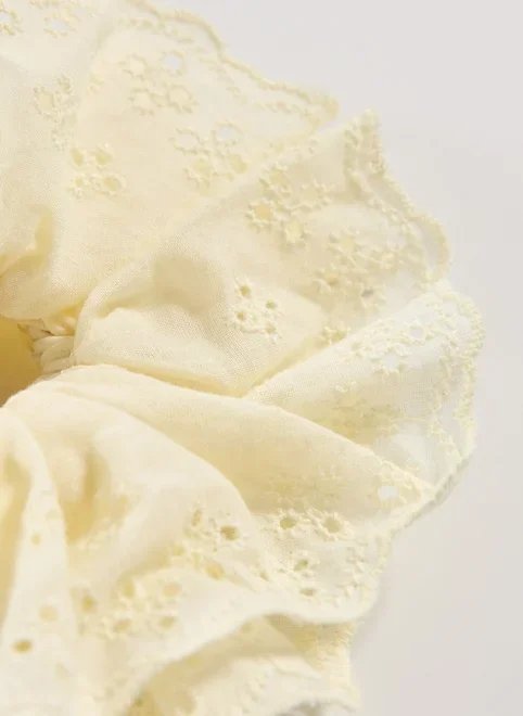 maxi scrunchie broderie amarelo manteiga maxi scrunchie broderie amarelo manteiga