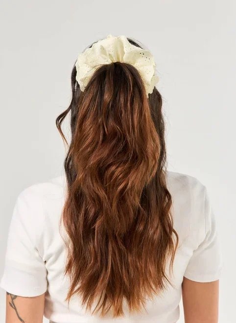 maxi scrunchie broderie amarelo manteiga maxi scrunchie broderie amarelo manteiga