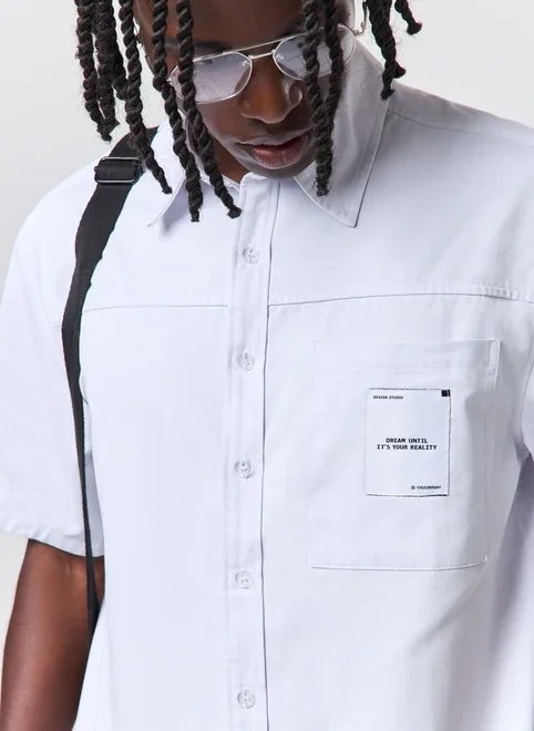 camisa box com aviamento e bolso frontal camisa box com aviamento e bolso frontal