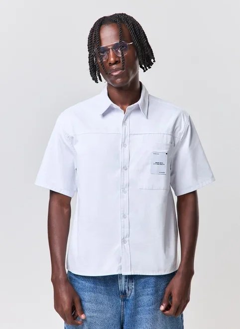 camisa box com aviamento e bolso frontal camisa box com aviamento e bolso frontal