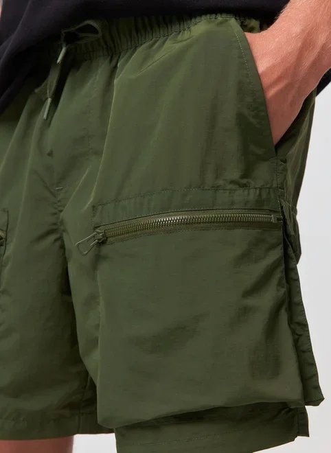 bermuda cargo bolsos frontais com zíper bermuda cargo bolsos frontais com zíper