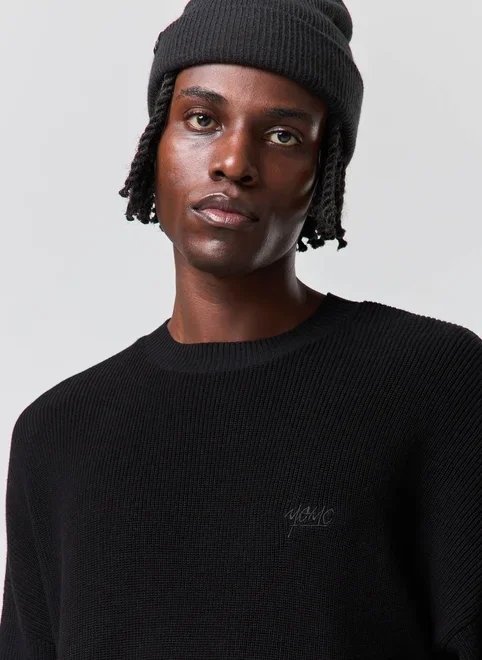 blusa de tricô com escrito preto blusa de tricô com escrito preto