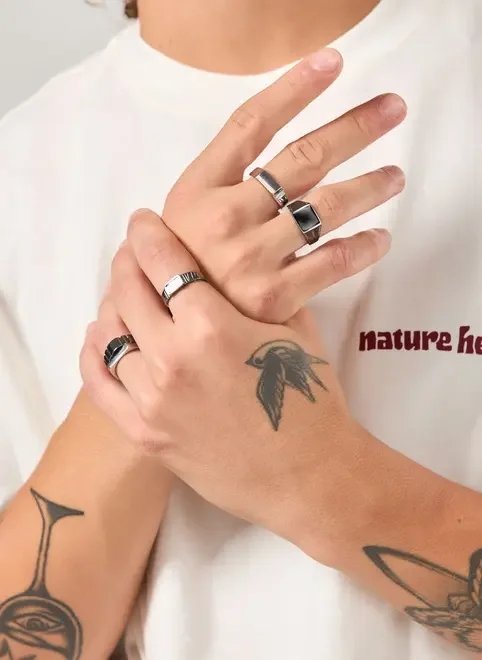 conjunto 5 anéis prateados resina preta conjunto 5 anéis prateados resina preta