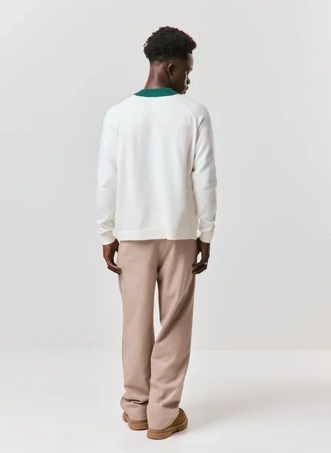 tricô off-white com gola verde tricô off-white com gola verde