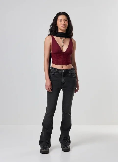 calça jeans flare cintura média preta calça jeans flare cintura média preta