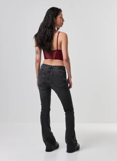 calça jeans flare cintura média preta calça jeans flare cintura média preta
