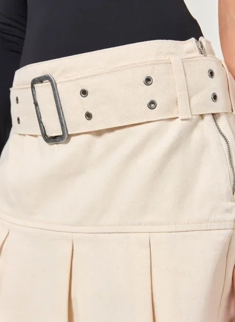 short saia sarja off-white com plissado e cinto short saia sarja off-white com plissado e cinto