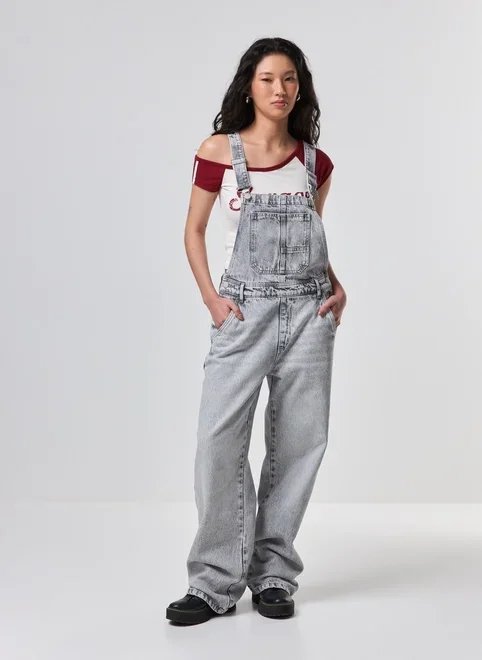 macacão jardineira jeans cinza macacão jardineira jeans cinza