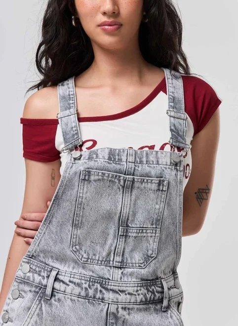 macacão jardineira jeans cinza macacão jardineira jeans cinza