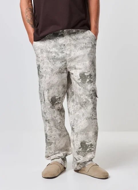 calça super baggy em sarja estampada calça super baggy em sarja estampada