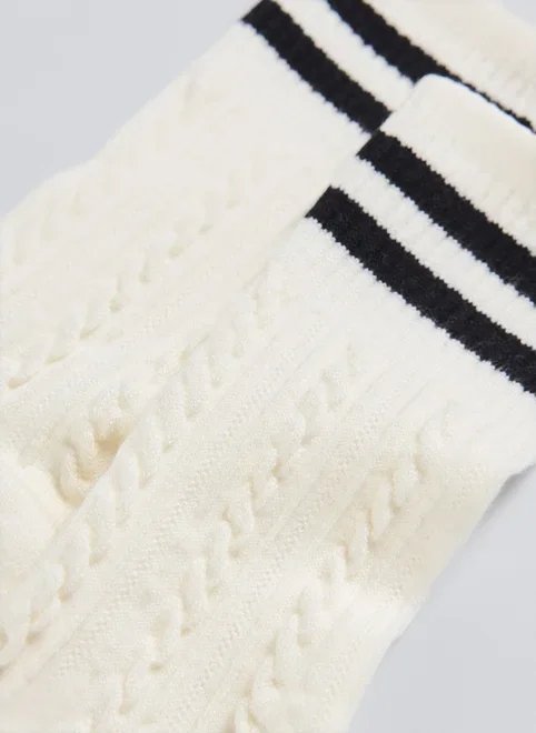 meia off‑white listras com textura meia off‑white listras com textura