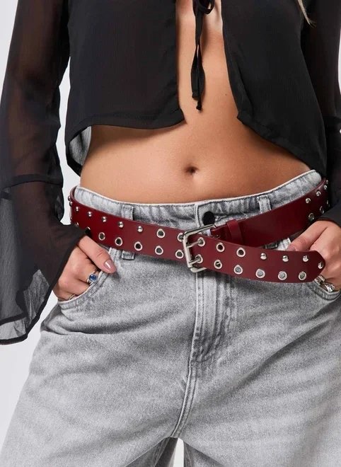 cinto poliuretano bordô tachinhas cinto poliuretano bordô tachinhas