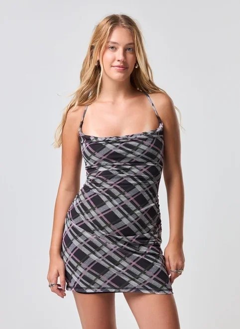 vestido curto tule xadrez decote degagê vestido curto tule xadrez decote degagê