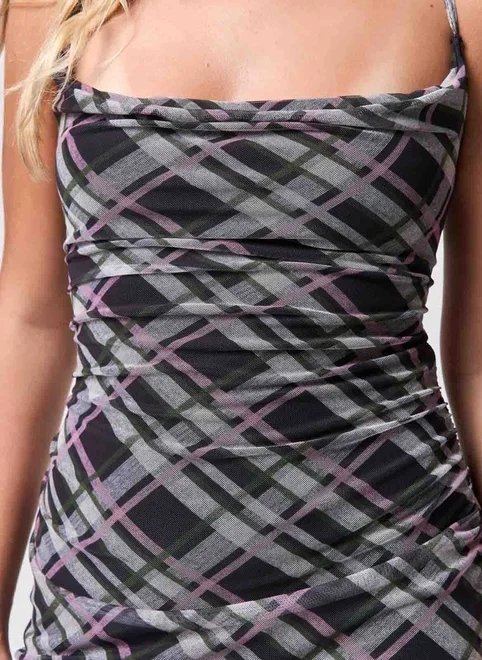 vestido curto tule xadrez decote degagê vestido curto tule xadrez decote degagê