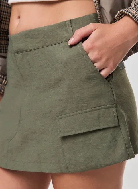 short saia cargo alfaiatado verde militar short saia cargo alfaiatado verde militar