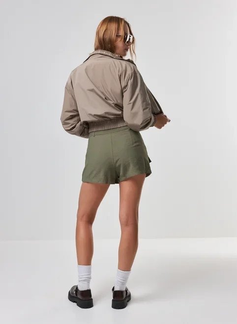 short saia cargo alfaiatado verde militar short saia cargo alfaiatado verde militar