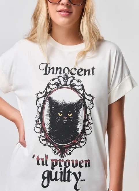 camiseta oversized off-white gatinho camiseta oversized off-white gatinho