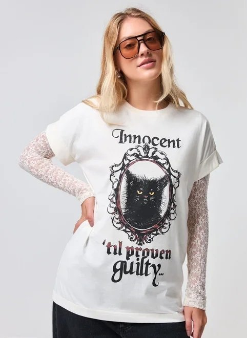 camiseta oversized off-white gatinho camiseta oversized off-white gatinho