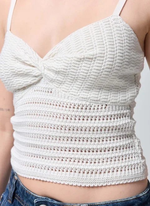 cropped tricô off‑white busto torcido cropped tricô off‑white busto torcido