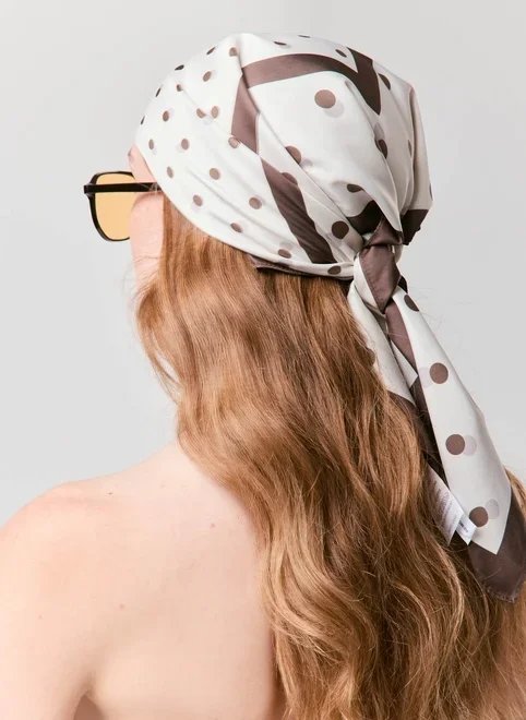 lenço poá off-white e marrom lenço poá off-white e marrom