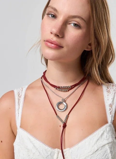 conjunto 2 colares suede bordô e prateado conjunto 2 colares suede bordô e prateado