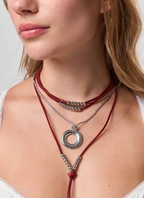 conjunto 2 colares suede bordô e prateado conjunto 2 colares suede bordô e prateado