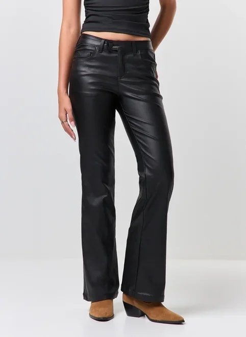 calça sarja bootcut com aspecto de couro calça sarja bootcut com aspecto de couro