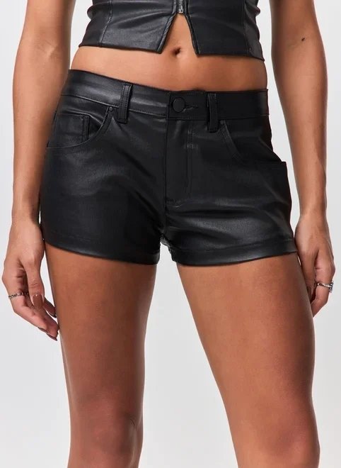 micro short sarja com aspecto de couro micro short sarja com aspecto de couro