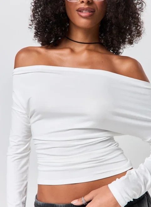 blusa ombro a ombro manga longa off-white blusa ombro a ombro manga longa off-white