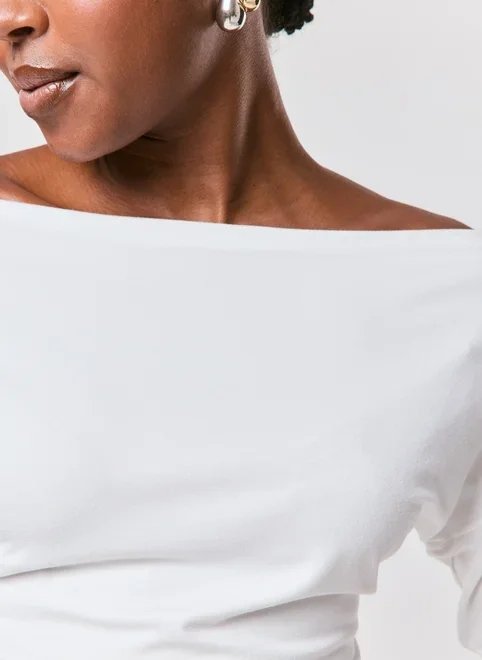 blusa ombro a ombro manga longa off-white blusa ombro a ombro manga longa off-white