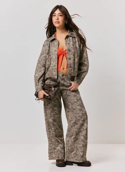calça wide leg sarja estampa camuflada digital calça wide leg sarja estampa camuflada digital