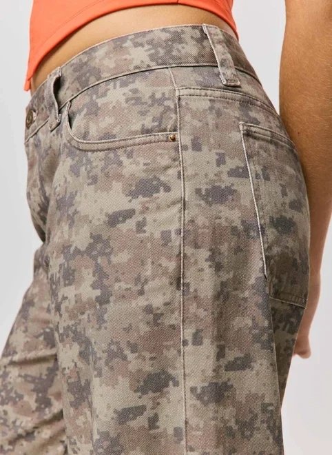calça wide leg sarja estampa camuflada digital calça wide leg sarja estampa camuflada digital