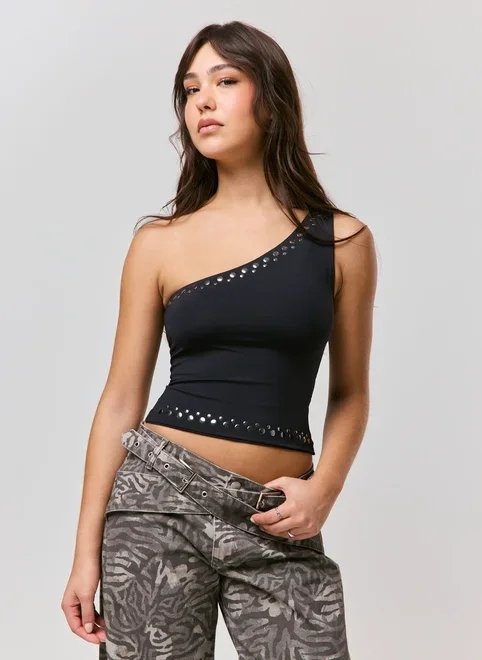 blusa um ombro com tachas blusa um ombro com tachas
