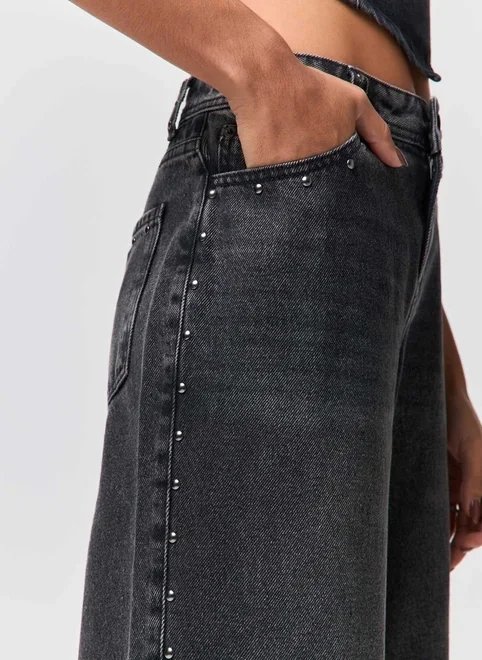 calça jeans wide leg com tachas calça jeans wide leg com tachas