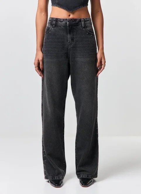 calça jeans wide leg com tachas calça jeans wide leg com tachas