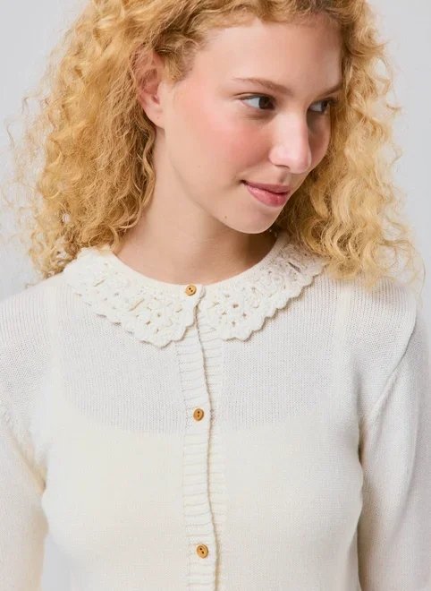 cardigan em tricô com gola rendada cardigan em tricô com gola rendada