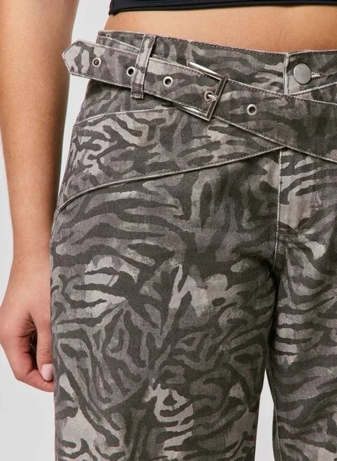 calça fit boy cintura baixa animal print calça fit boy cintura baixa animal print