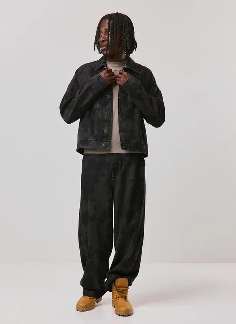 calça baggy em jeans preto estampado calça baggy em jeans preto estampado