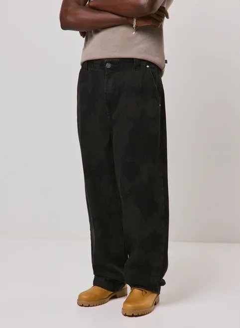 calça baggy em jeans preto estampado calça baggy em jeans preto estampado