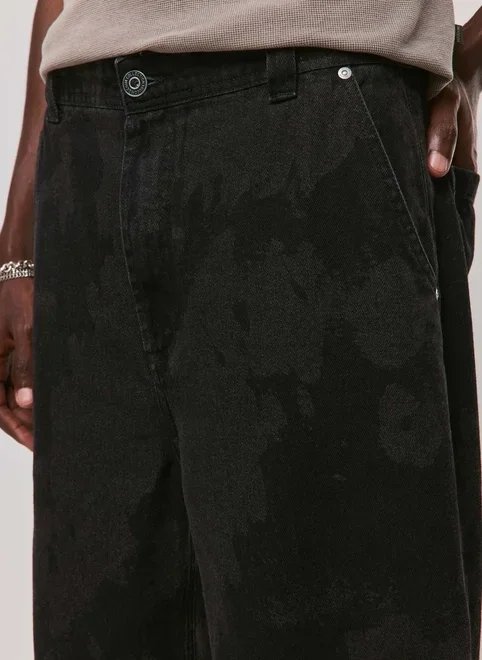 calça baggy em jeans preto estampado calça baggy em jeans preto estampado