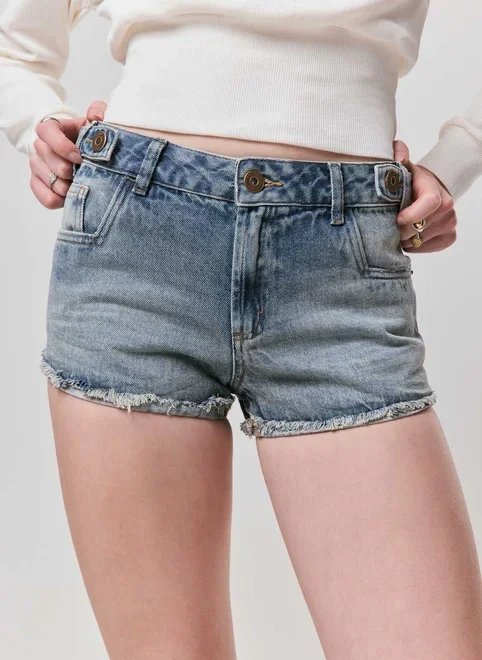 short jeans cintura baixa botões laterais short jeans cintura baixa botões laterais