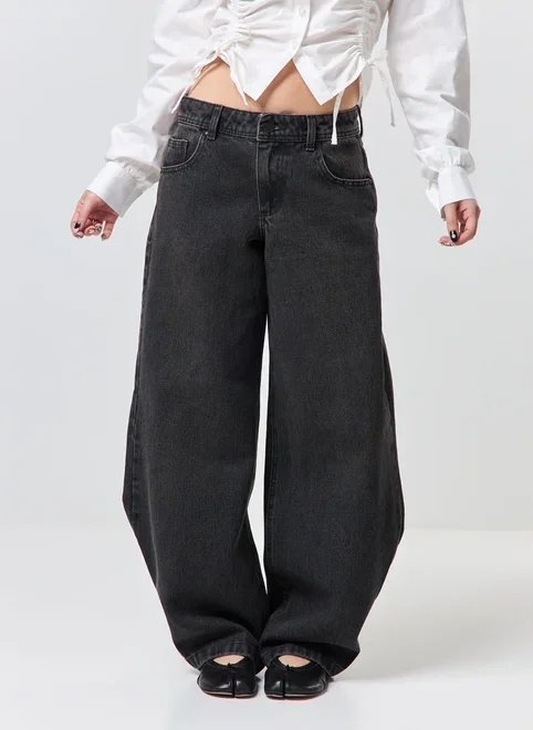 calça jeans preta barrel cintura baixa calça jeans preta barrel cintura baixa