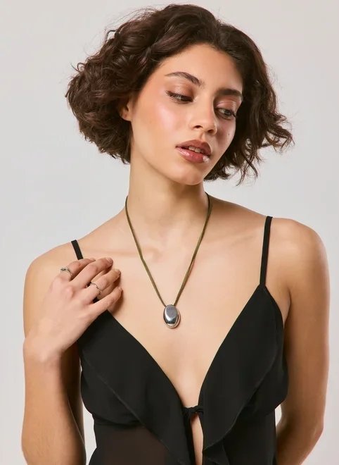 colar choker suede com pingente colar choker suede com pingente