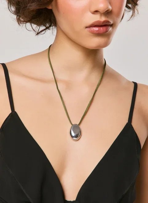 colar choker suede com pingente colar choker suede com pingente